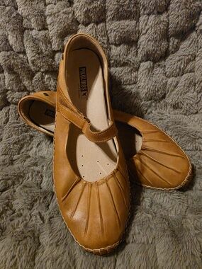 Pikolinos Women's Tan Leather Mary Jane Shoes